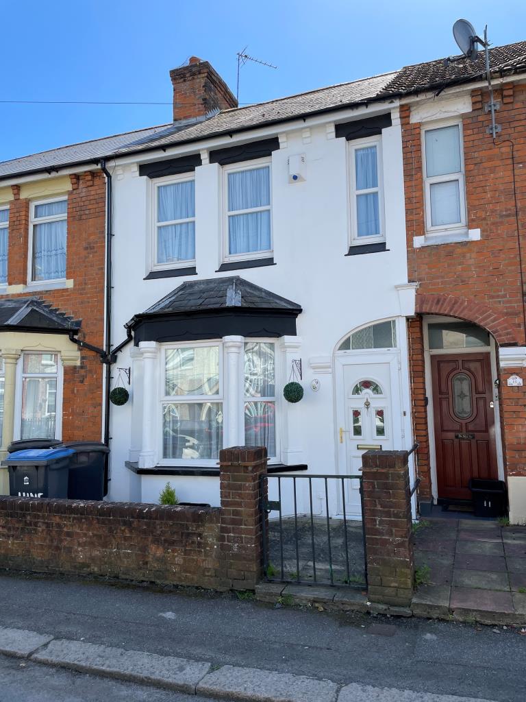 Lot: 1 - THREE-BEDROOM HOUSE FOR IMPROVEMENT - Bay fronted mid terrace house
